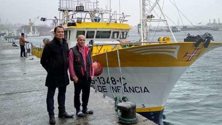 Carlos Silva y Jose Manuel Silva Cunha, armador y patrón del palangrero portugués, ayer, en el puerto de Vigo. // A.A.