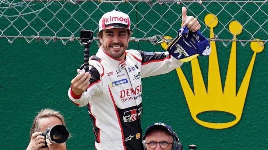 Fernando Alonso, celebrando la victoria en el Mundial de resistencia.
