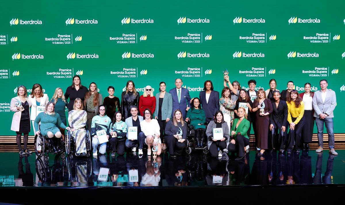 Foto de familia de galardonados, embajadoras e Ignacio Galán en la pasada edición