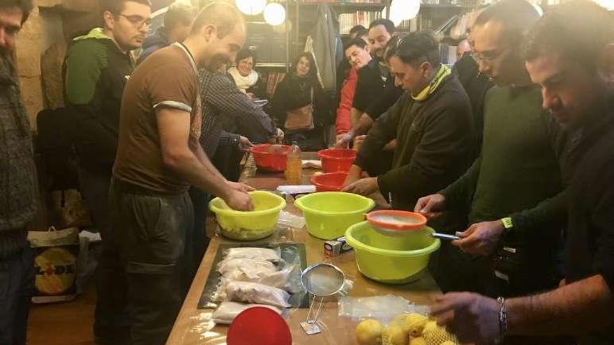 Los participantes en el curso elaboraron un dulce con miel // FdV