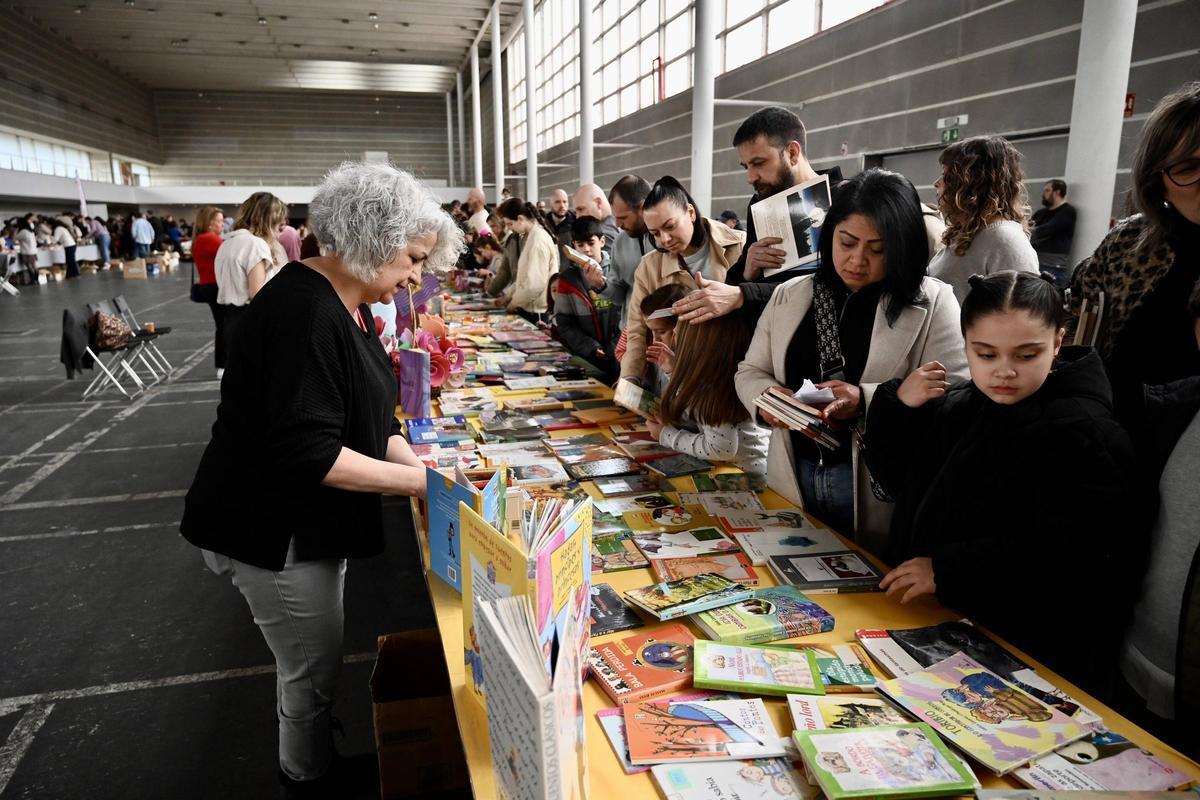 Preto de 3.000 persoas pasaron esta mañá pola Troca de Libros.