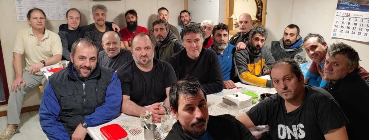 Parte de latripulación del“Playa MenduiñaDos”, ayera bordo.   | // CEDIDA