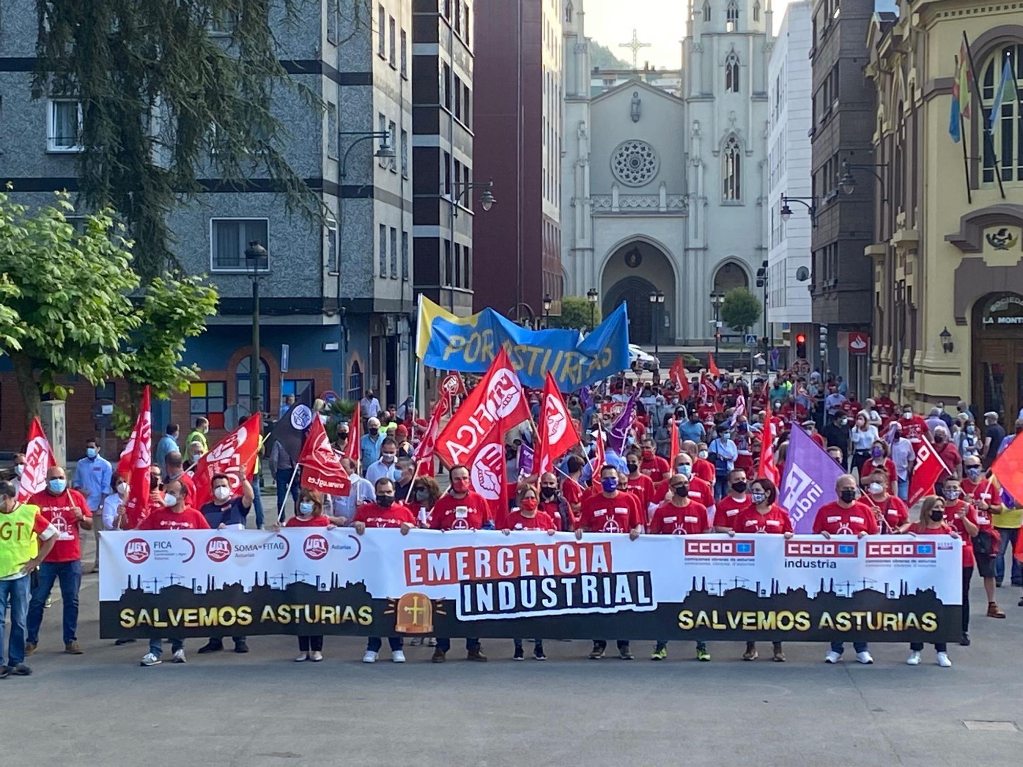 Manifestación en defensa de la industria asturiana en Langreo