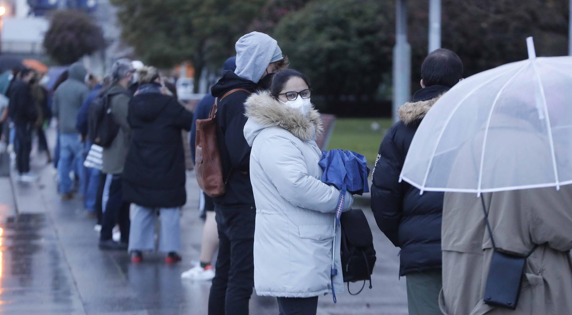 Madrugón y colas kilométricas en Vigo para mesas "saludables" por Navidad