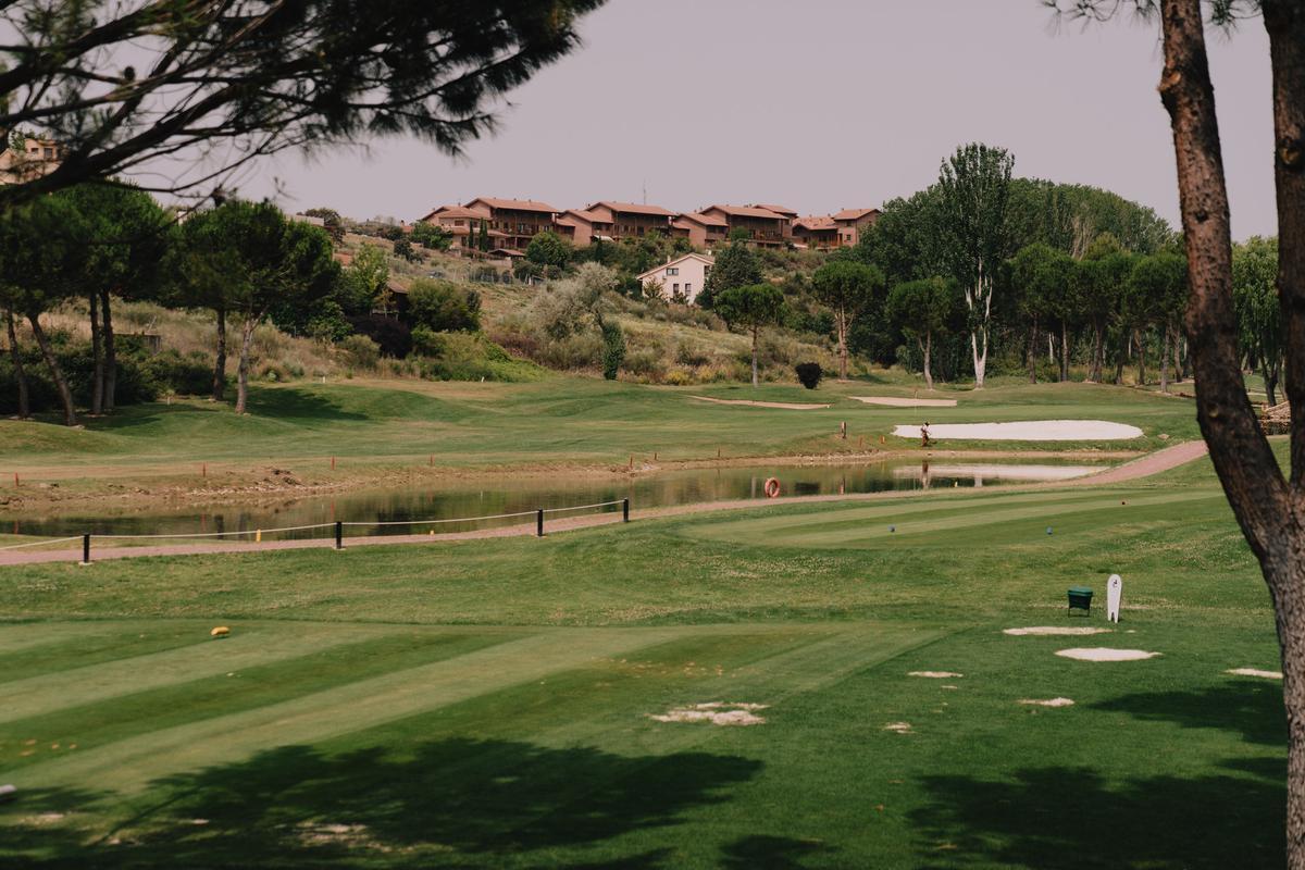 Imagen del campo de golf de Cabanillas del Campo, junto a chalés de lujo. 