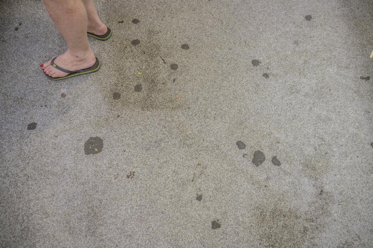 Detalle de los muchos chicles pegados al suelo de la Boqueria.