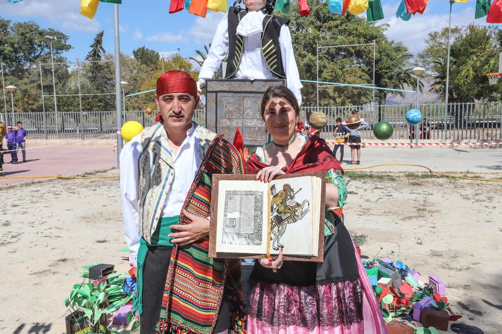 El Instituto recupera la tradición fallera que se celebraba hace lustros en el municipio y dedica el monumento al erudito local Thomas Villanova. Los alumnos recibieron una bañá primaveral por parte d