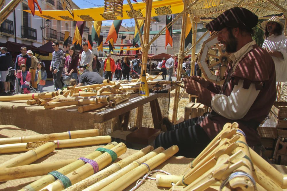 Numerosas personas visitan la Feria de San Isidro para conocer la oferta de los 300 expositores y disfrutar de los actos culturales