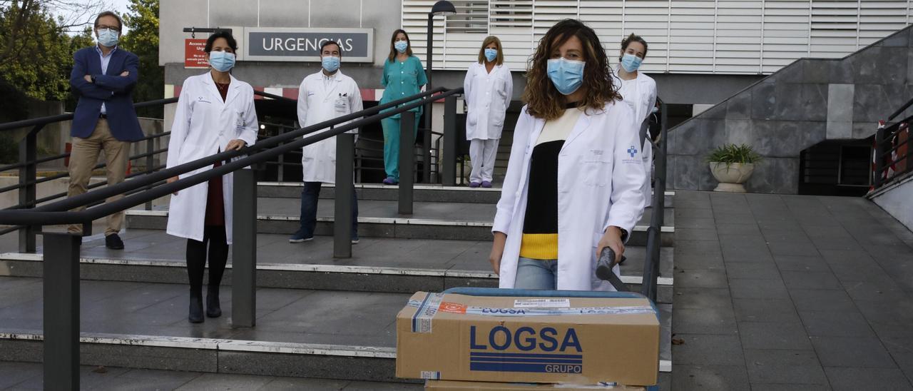 Por la izquierda, Gonzalo Álvarez, de Nutricia, el laboratorio que cedió el ecógrafo, con los sanitarios Nuria Valdés, Javier Cepeda, Esther González, Covadonga Coalla, Lucía Díaz y María Riestra.