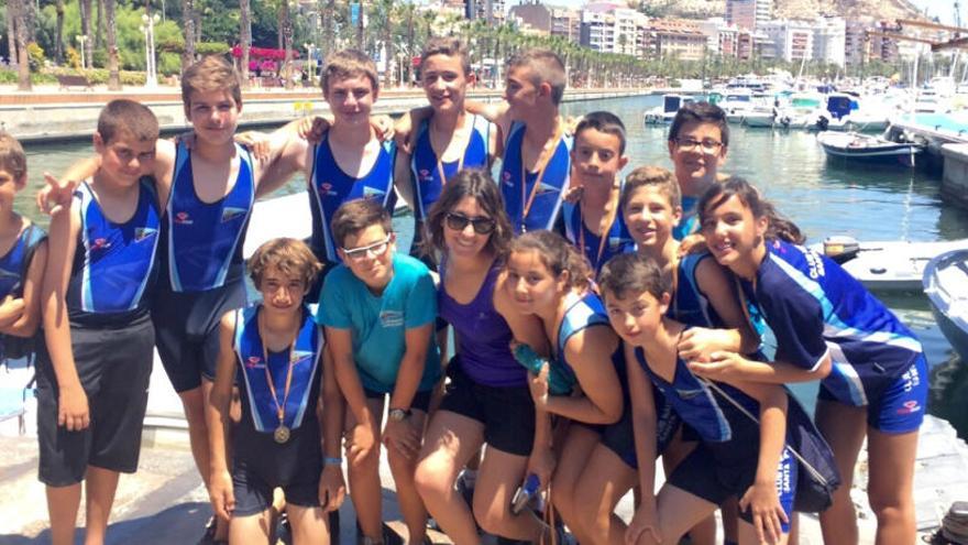 Integrantes del equipo de remo del Náutico de Santa Pola  que participaron en el campeonato