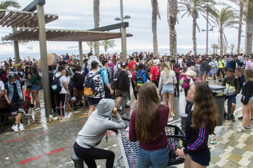 Miles de jóvenes celebran el botellón en la playa de San Juan