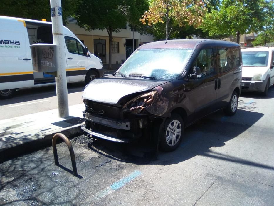 Queman seis contenedores de basura y un coche en la calle Jacint Verdaguer