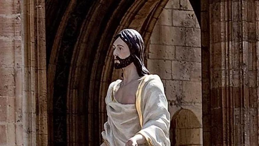 Un grupo de niños procesiona ante el ábside prerrománico de San Tirso.