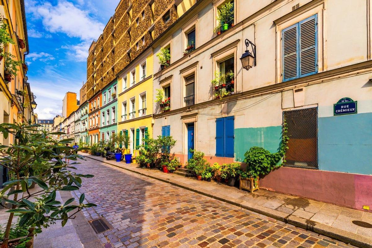 Rue Cremieux en un día soleado, París