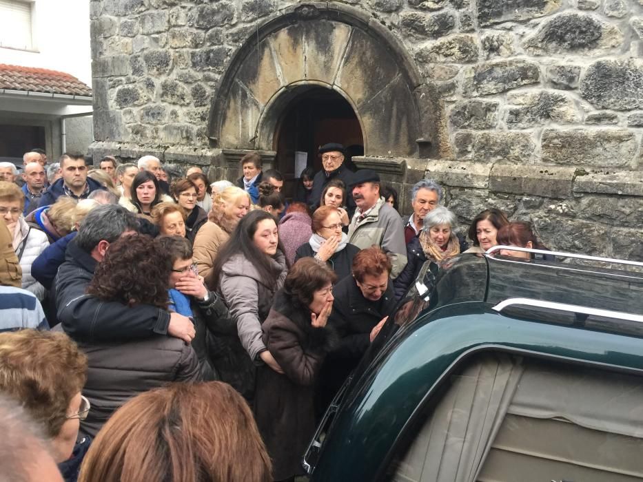 Amieva despide entre lloros al ganadero Rubén Álvarez.