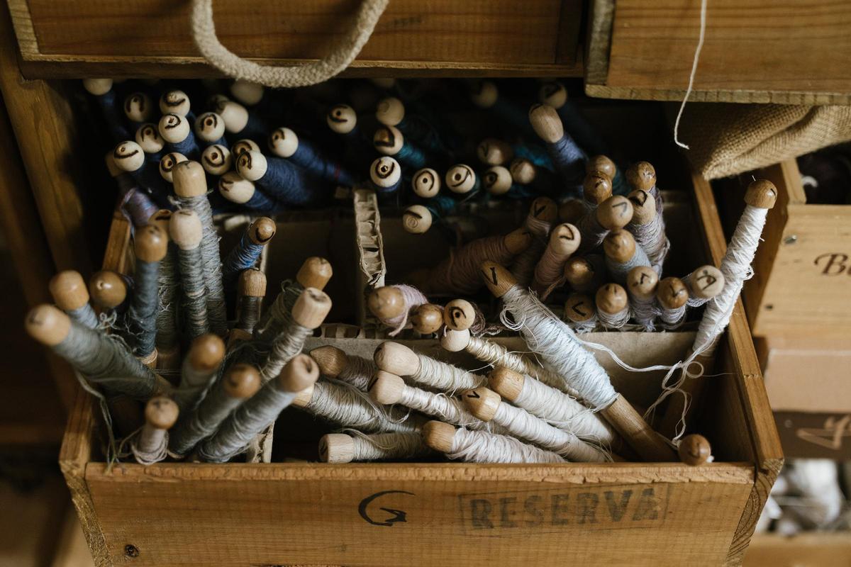 Laura de la Calle, doctora en Historia del Arte e impulsora del taller Vian Tapices, en Madrid.