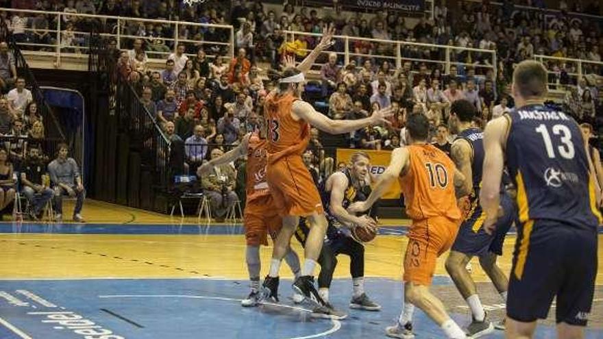 El partido del Oviedo Baloncesto en Lérida, en el aire