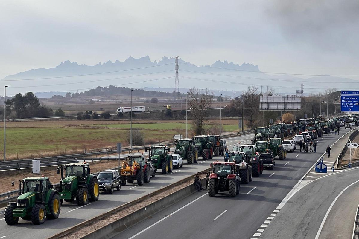 Tractores en la C-16 a la altura de Sallent, en el Bages