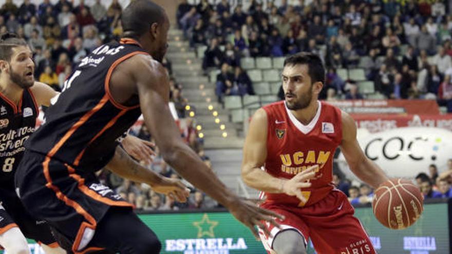 Facundo Campazzo (d) con el balón ante  Antoine Diot (i) y Will Thomas (c).