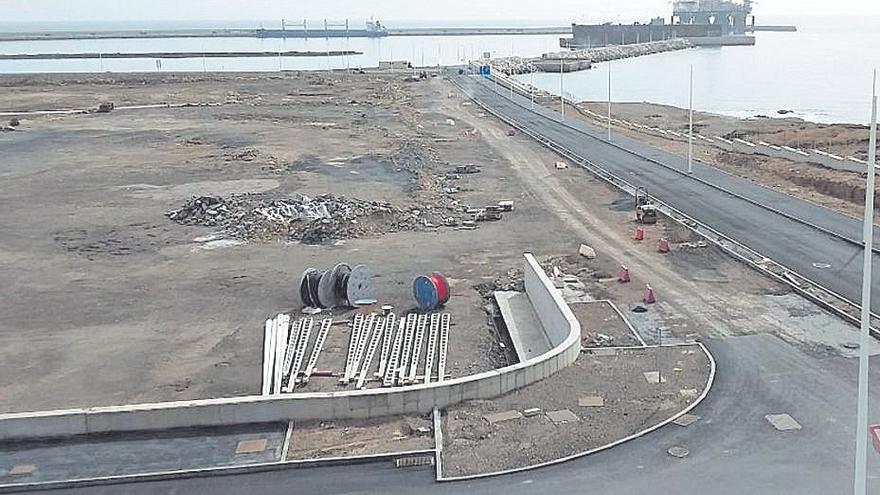 Obra del viario y redes de servicio en el Puerto de Granadilla.