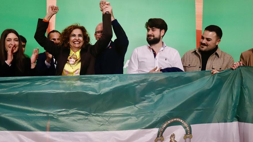 María Jesús Montero, detrás de una bandera de Andalucía en uno de los encuentros con la militancia en los que dio a conocer su candidatura al liderazgo del PSOE andaluz.