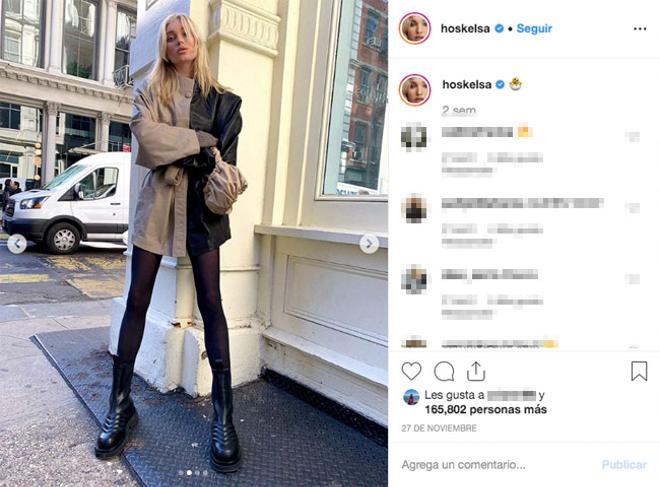 La modelo Elsa Hosk con un diseño bicolor de la marca Gestuz