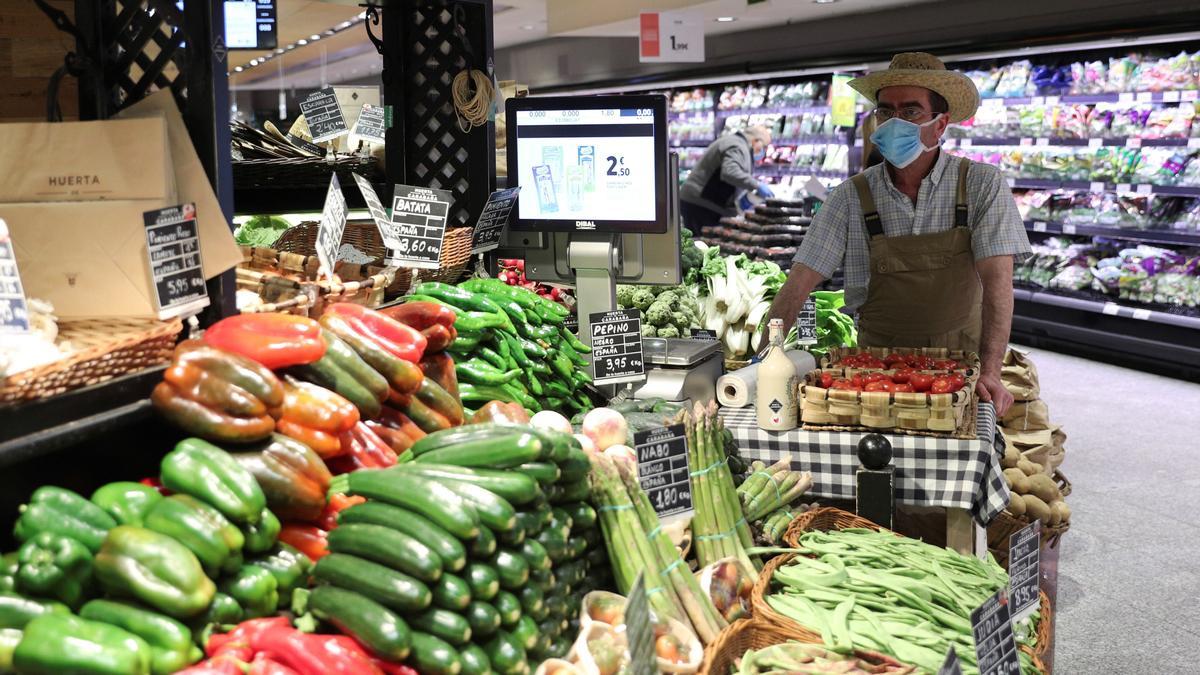 Trabajador de un supermercado con la mascarilla puesta.