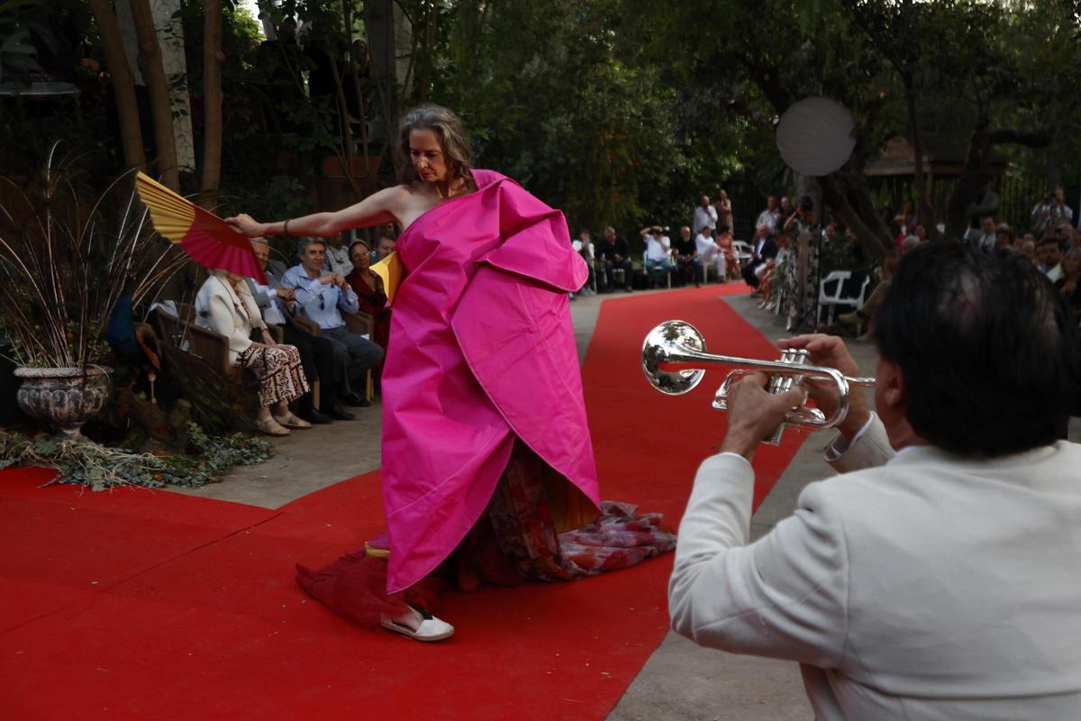 Vicente Ruiz, El Soro, tocando la trompeta mientras las y los modelos mostraban las últimas tendencias