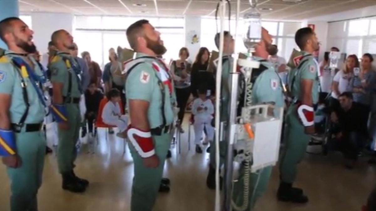 Legionarios cantando 'El novio de la muerte' ante niños enfermos de cáncer