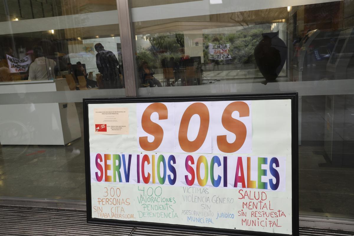 Cartel de los servicios sociales por su situación de precariedad actual.