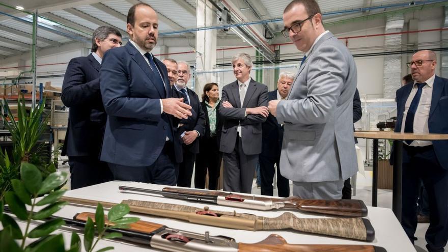 Pedro Cilínio (izq.) y Luís Nobre, en la recién inaugurada fábrica de armas Browning. |   // CÁMARA VIANA