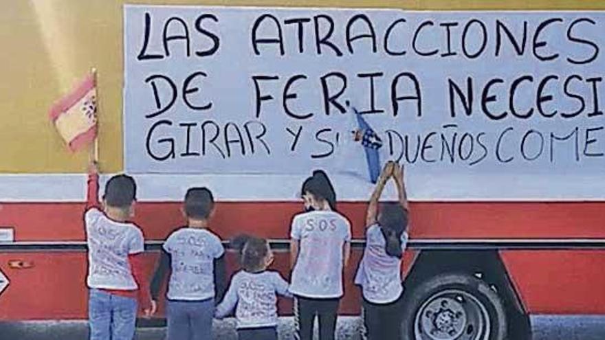 Un grupo de niños, ayer en la concentración.