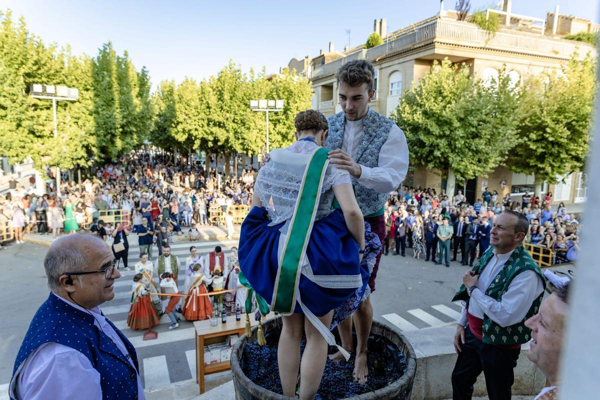 El pisado de uvas es uno de los actos más tradicionales de las fiestas.