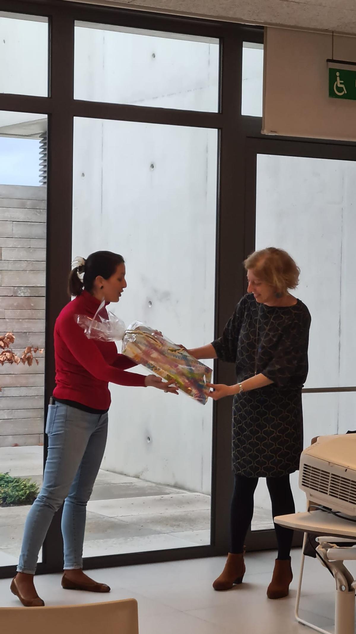 Entrega del reconocimiento a la doctora María Dolores Castro Vilanova.