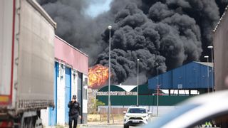Incendio en Sevilla en directo | El incendio de la fábrica de químicos en Alcalá está "controlado" pero la emergencia sigue activa