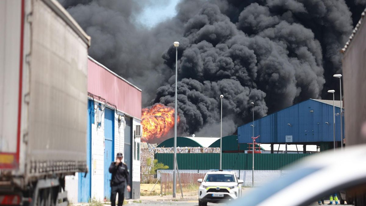 Vídeo | Incendio en una planta de productos químicos en Alcalá de Guadaíra