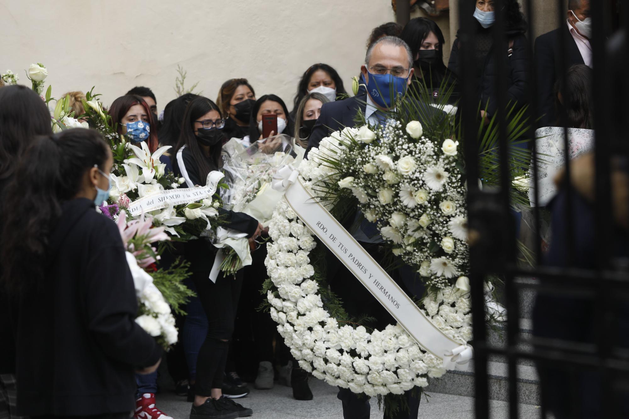 Entre lágrimas, aplausos y "sin odio": así despidió Oviedo a Erika, la niña de 14 años asesinada en el portal de su casa