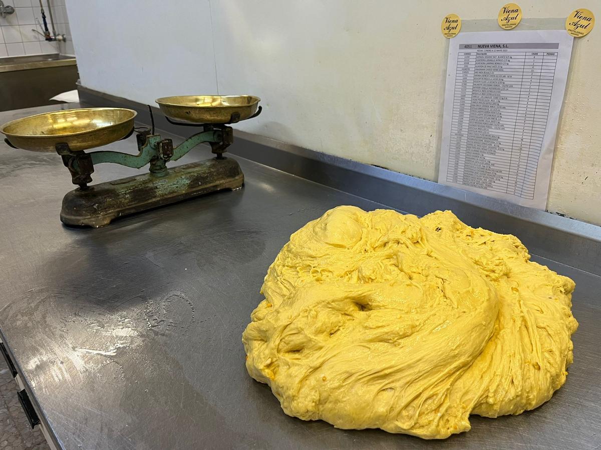 Así se hace un roscón de Reyes artesanal en Madrid: el paso a paso en el obrador de Viena Azul