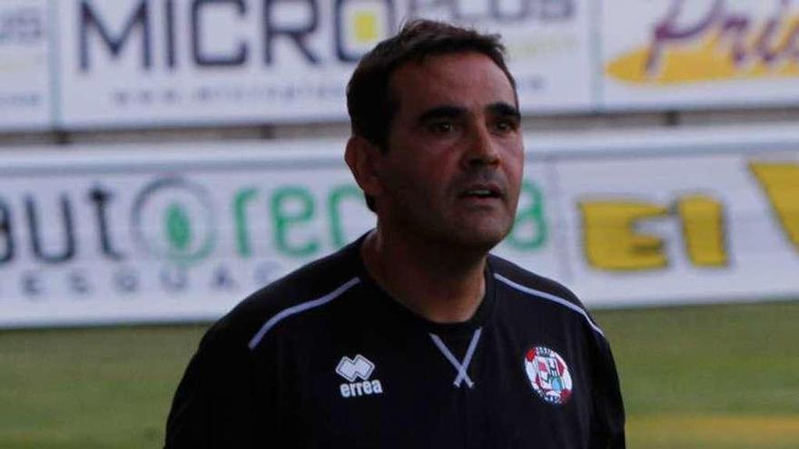 Miguel Losada, en la banda durante un partido amistoso.