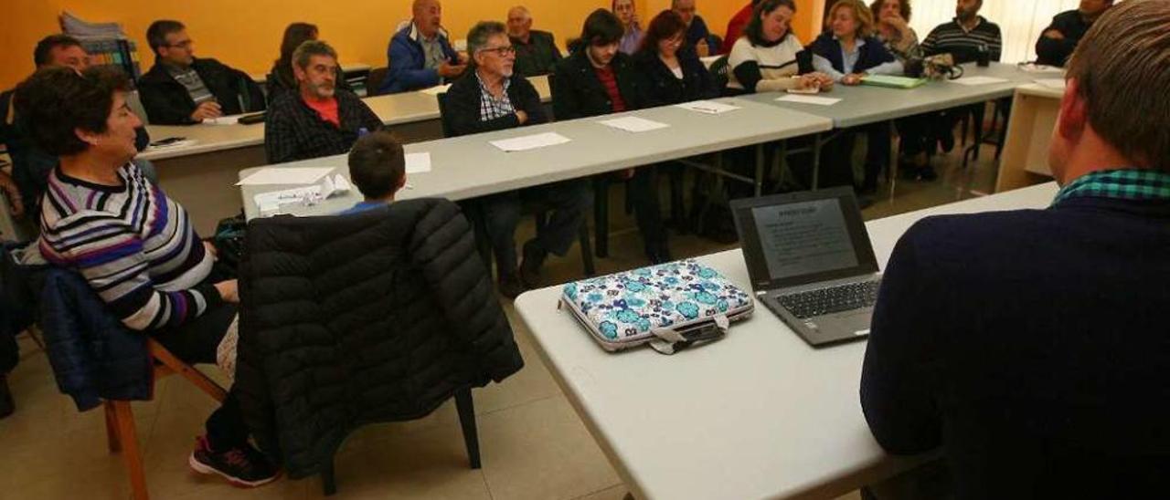 Curso de APAG, el sábado, en A Estrada, sobre el manejo de los olivos. // Bernabé/Cris M.V.