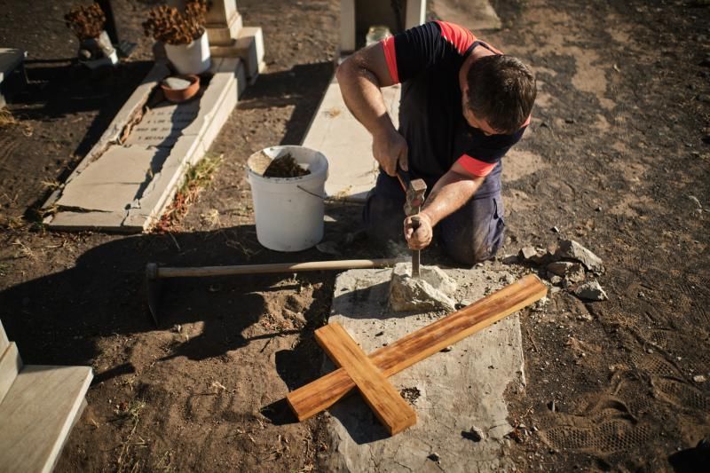 Cruces nuevas en el cementerio viejo de San Andrés