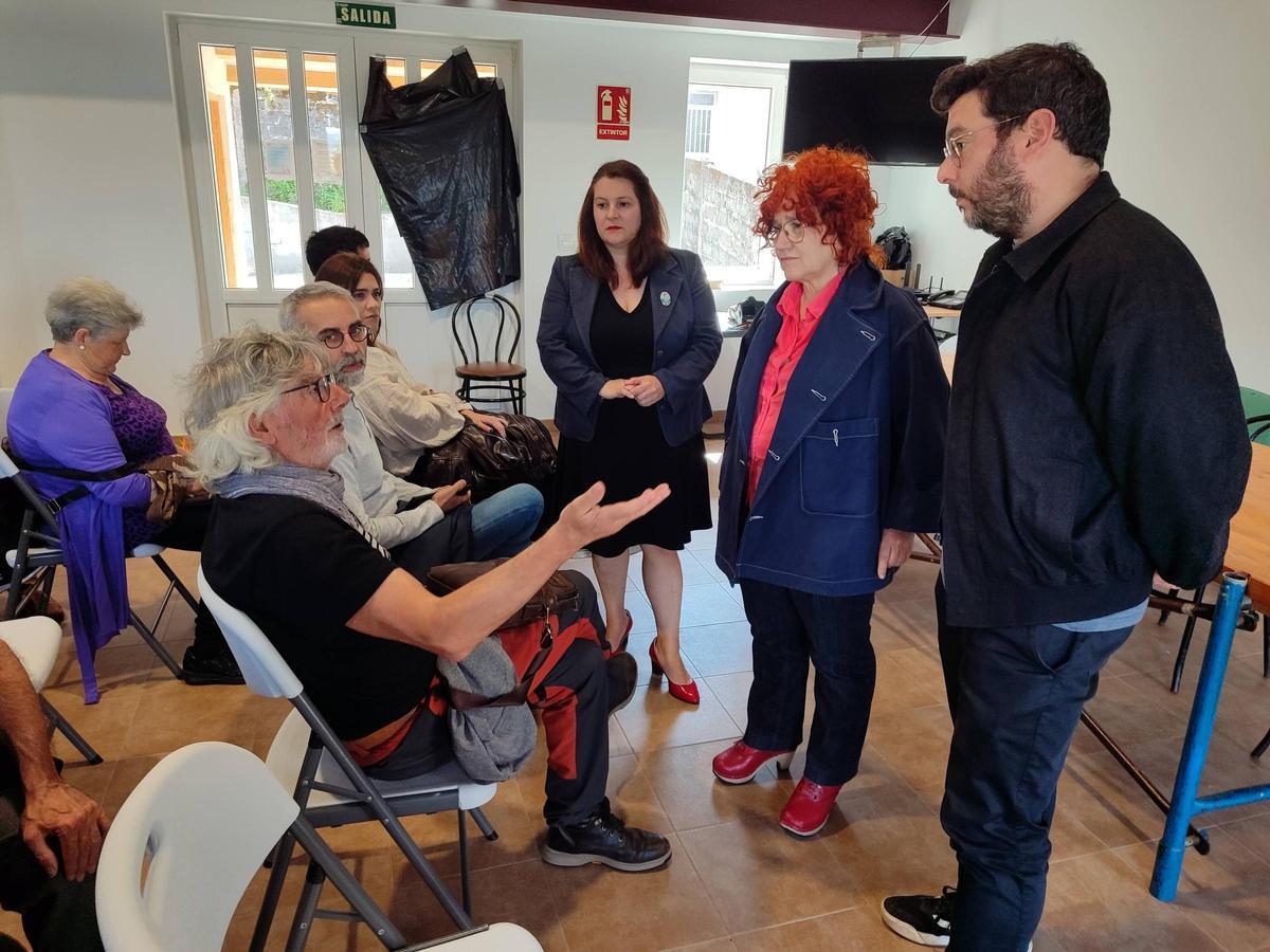 Montse Prado, con la alcaldesa y el diputado Paulo Ríos, ayer en O Hío.