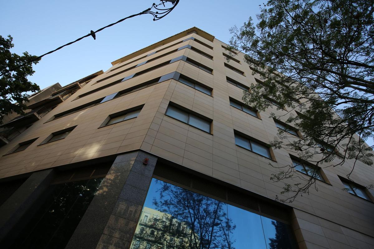 Barcelona 28/05/2025 Barcelona Edificio de oficinas cerrado en la Diagonal desde hace 15 años, por ser considerado un edificio enfermo (provocaba dolor de cabeza y otras molestias a los trabajadores). Ahora la Diputación tiene un proyecto para realizar obras para arreglarlo y reabrirlo en 2028. En la Av.Diagonal, 233 hace esquina con Padilla . FOTO DE RICARD CUGAT