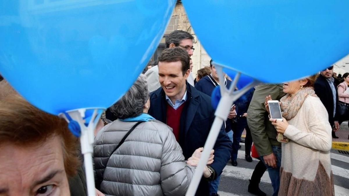 El líder del PP, Pablo Casado, este martes en un paseo electoral en Adra (Almería)