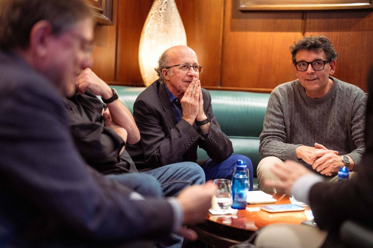 Charla entre Luis Miguel Palomares Balcells y Gregori Dolz Kerrigan, junto Javier de las Muelas en el Dry Martini.