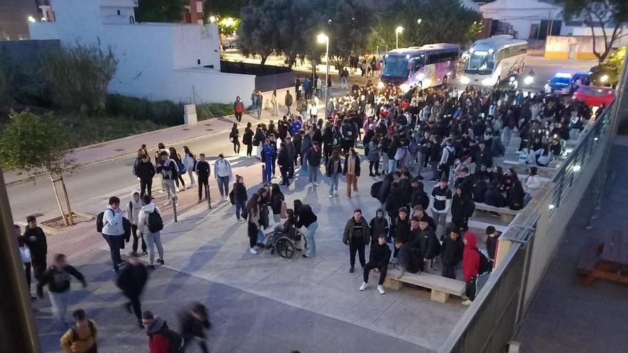 El instituto de Albalat retrasa la apertura para protestar por la falta de conserjes