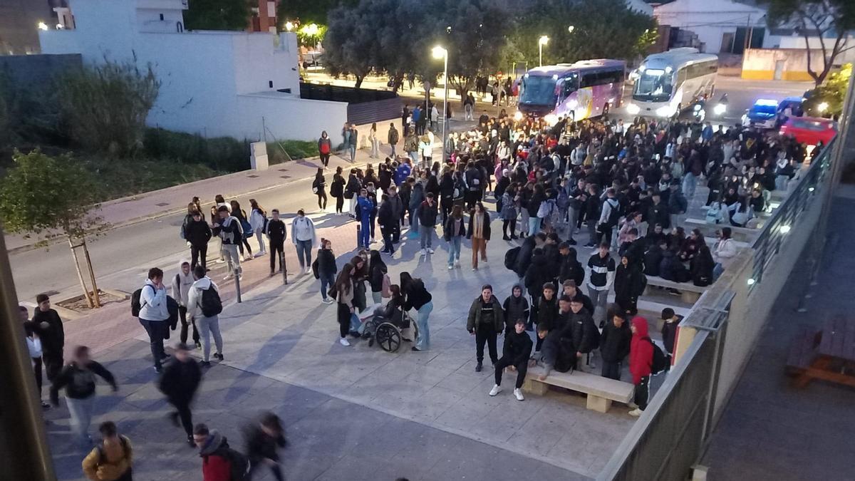 Los alumnos, esta mañana, esperan la apertura de las puertas del instituto para entrar.