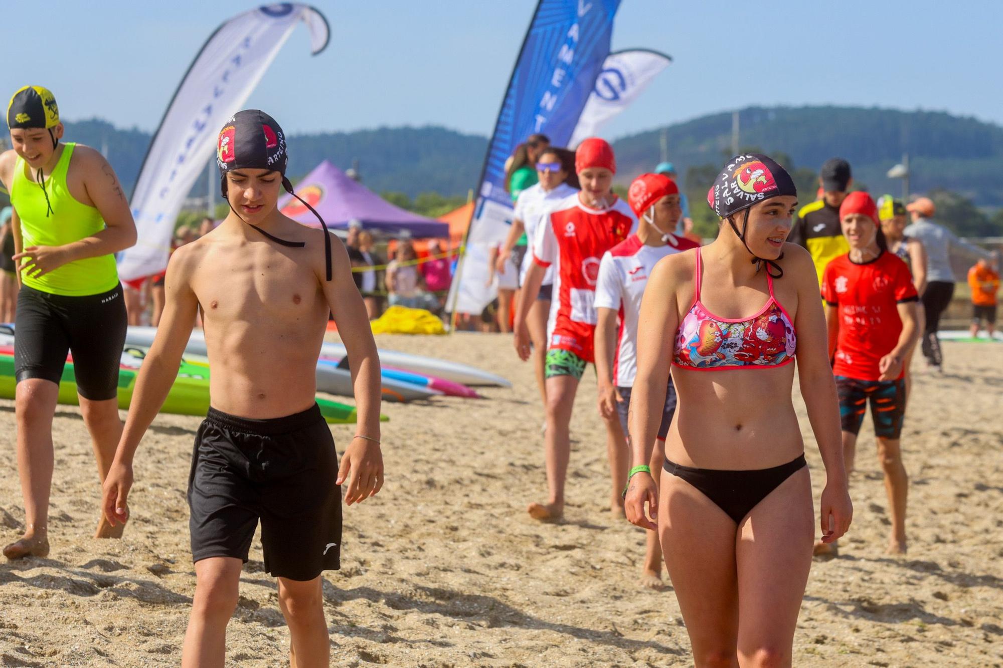 El salvamento llena de espectáculo deportivo la playa de A Concha