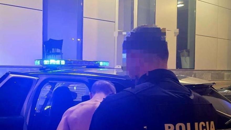 Detenido un sujeto muy violento por liarla en un bar del centro de Torre Pacheco: "Rompo todo esto, te lo juro"