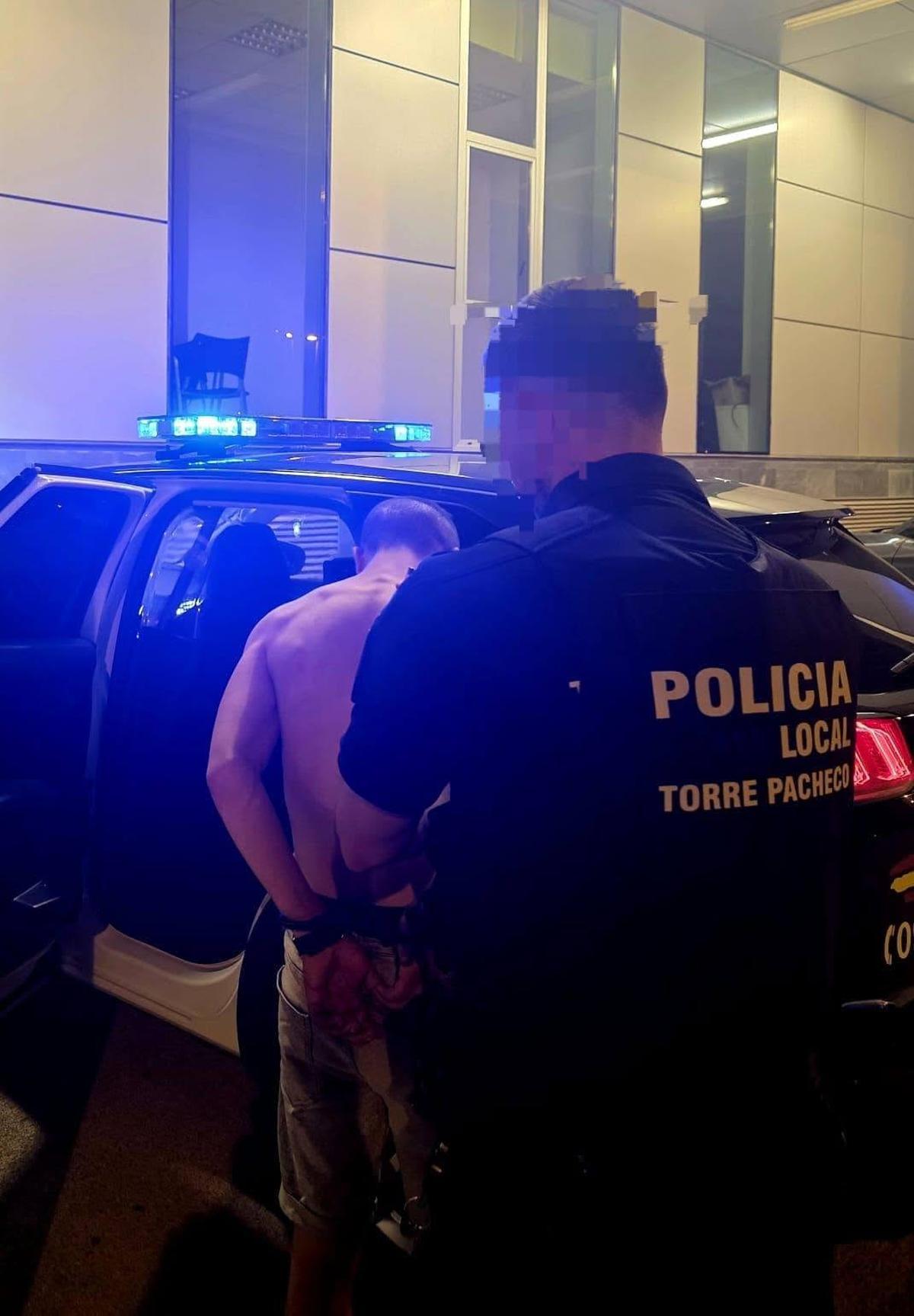Un agente de la Policía Local custodia al sospechoso.